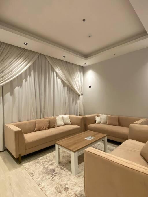 Wonderful 4beds Near Blvd *