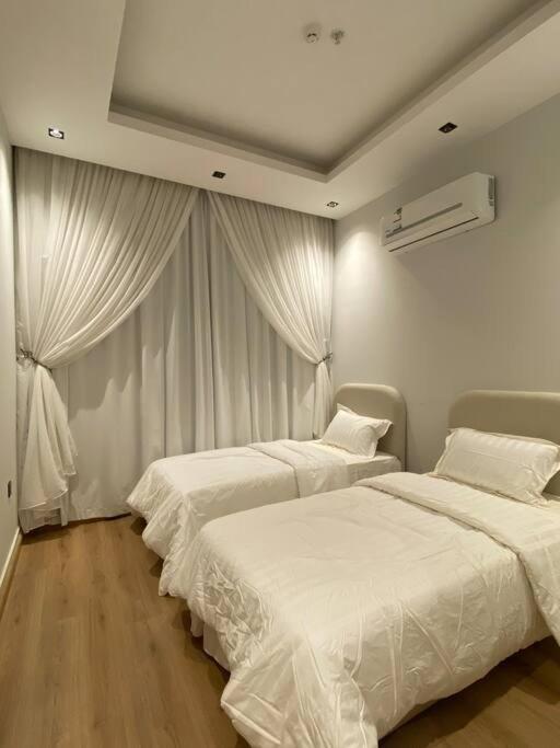 Wonderful 4beds Near Blvd *
