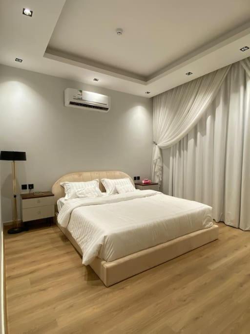 Wonderful 4beds Near Blvd